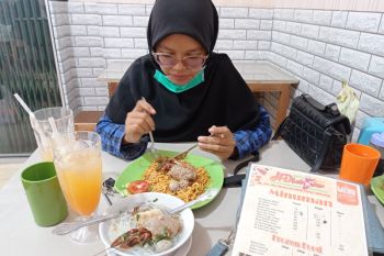 Nikmati bakso herbal lobster tanpa MSG dan bahan pengawet di Kota Padang, disini lokasinya