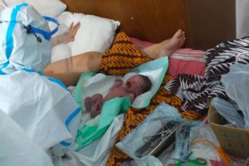 Tim dokter bantu proses persalinan pasien COVID-19 di RSLI Surabaya