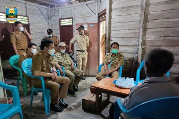 Bupati dan Wakil Bupati Pesisir Barat santuni warga yang alami penyakit gatal-gatal