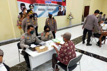 Polresta Sidoarjo menyalurkan bantuan permodalan pelaku UMKM