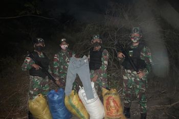 Satgas Pamtas RI-RDTL amankan lima karung pakaian bekas