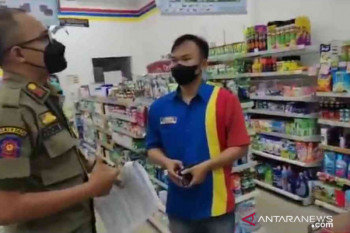 Pemerintah Kota Bekasi sosialisasikan aplikasi PeduliLindungi di toko swalayan