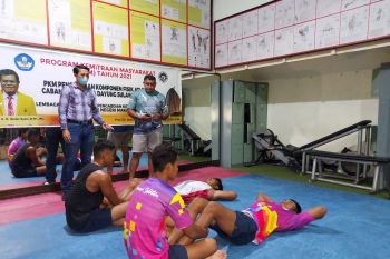 FPTI Sulsel lepas tim panjat tebing menuju arena PON Papua