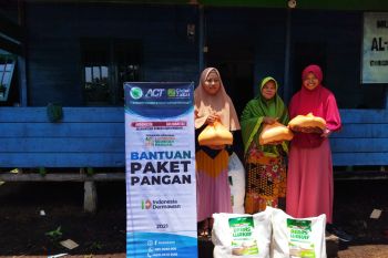 Alquran dan beras gratis sapa mualaf Suku Akit di Pulau Penyalai