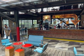 Catatan Ilham Bintang - Bersantap Siang di "Ruang Tamu " Pensiunan Garuda Indonesia