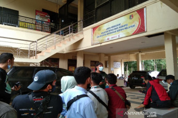 Bupati Kolaka Timur masih menjalani pemeriksaan di Polda Sultra