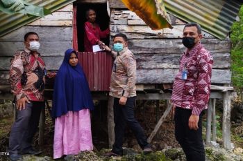 BNI salurkan bantuan Kemensos untuk disabilitas dan lansia di Muna dan Buteng