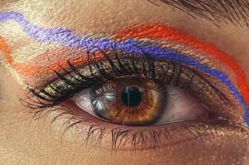 Riasan warna bold hingga makeupcare diprediksi akan jadi tren di 2022