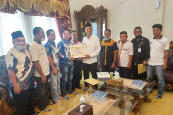 Tiga atlit Dumai ikut ke PON Papua, KONI serahkan bantuan