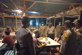 Pengunjung warkop tak patuhi prokes disuruh pulang