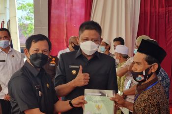Warga eks transmigrasi Tanjung Kukuh OKU Timur  terima sertifikat tanah