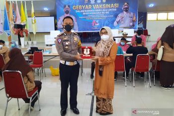 Saat vaksinasi siswa, Satlantas Pariaman juga lakukan ini terkait peraturan lalu lintas