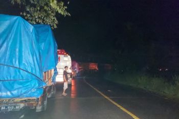 Jalinsum Padang-Solok lumpuh total akibat longsor, antrian "mengular" kedua arah