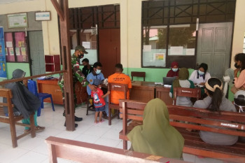 Satgas TNI Yonif 131 beri layanan vaksinasi warga di perbatasan RI-PNG