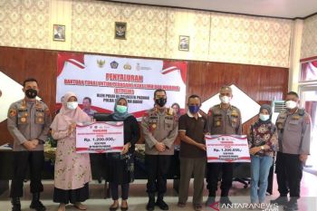 Polda Sumbar salurkan bantuan Rp240 juta untuk pedagang kecil