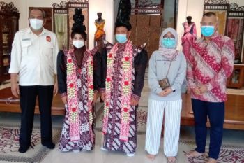Afif Syakur merancang kostum defile PON Kontingen DIY dalam sepekan