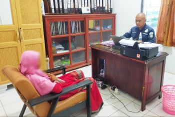 Perempuan ini letakkan bayinya di depan rumah sendiri seolah bayi temuan