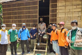 Suku Talang Mamak sambut wisatawan dengan  tarian khas