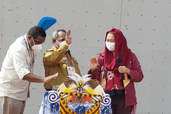 Yenny Wahid buka secara resmi pertandingan panjat tebing PON Papua