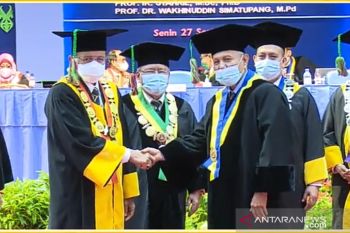 Mereka yang dikukuhkan menjadi guru besar UNP