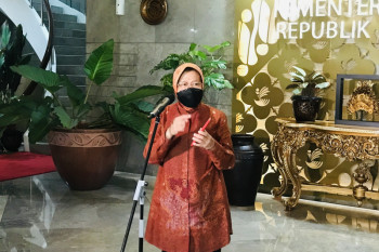 Mensos Risma berdayakan ibu dari bayi "Manusia Silver" di Tangsel