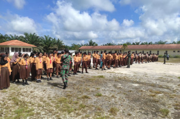 Satgas Pamtas melatih wawasan kebangsaan siswa SMP perbatasan