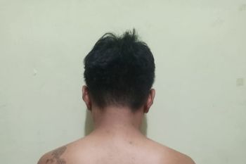 Pelaku jambret guru di Jalan Adinegoro Padang pasrah diborgol polisi yang memburu ke rumah orang tuanya