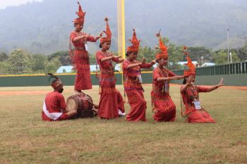 Tari Pagellu warnai pertandingan bisbol di PON Papua