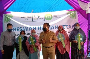 Bank Sulselbar serahkan empat huntap dukung pemulihan ekonomi di Makassar