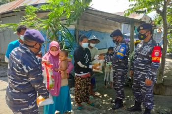 TNI AL Kolaka berikan bantuan sembako warga pesisir terdampak COVID-19
