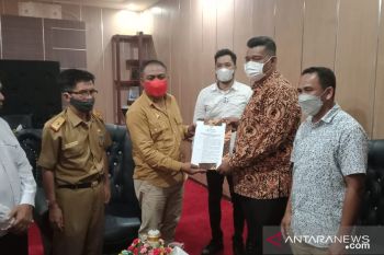 Bupati Buton Selatan serahkan hibah tanah untuk pembangunan kantor KPU