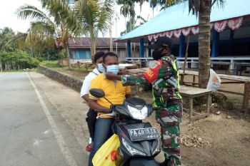 TNI di pulau Numfor Biak bagi masker ke warga