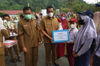 Bupati Pesisir Selatan serahkan hadiah ke pemenang lomba KOSN 2021