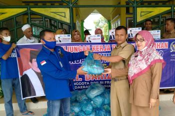 Bantu atasi dampak COVID-19, Darizal Basir salurkan 500 paket sembako untuk guru honorer