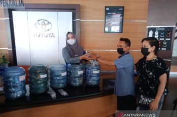 Pedagang di Makassar beli mobil menggunakan uang receh hasil tabungan