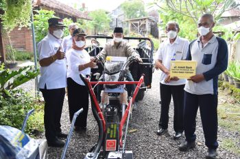 Sleman salurkan 21 alat mesin pertanian untuk kelompok tani