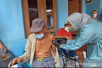 Jelang Natal-Tahun Baru, vaksinasi lansia dikebut