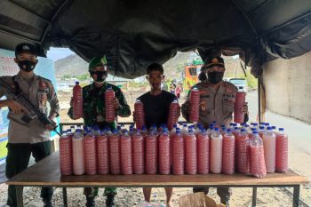 Polsek Pelabuhan Poto Tano amankan 112 liter miras di dalam bus