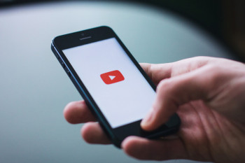 Fitur 'picture-in-picture' YouTube juga tersedia di iOS