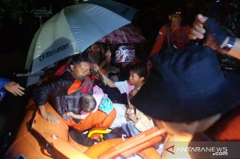 Ratusan warga dievakuasi dari sejumlah lokasi banjir di Padang, prioritas lansia, perempuan dan anak-anak