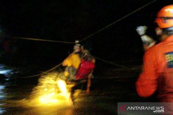 Kronologi penyelamatan tujuh anak terjebak sungai karena debit air meningkat di Lubuk Kilangan Padang