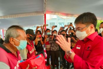 DPC PDIP Manado bantu ratusan  buruh bagasi