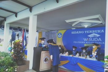 Politeknik Banjarmasin menggelar acara wisuda lantatur
