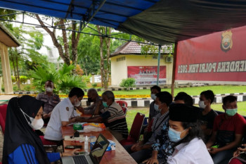 Puluhan warga ikuti vaksinasi di Polres Mukomuko