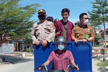 Polisi dan petugas Puskesmas turun jalan ajak warga ikut vaksin
