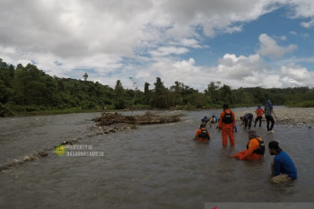 Tim SAR belum temukan satu warga hanyut di sungai