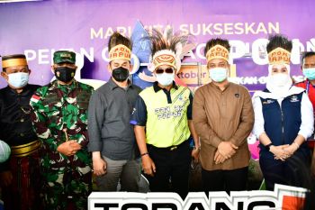 Warga KKSS Papua berpakaian adat sambut Plt Gubernur Sulsel di Bandara Sentani