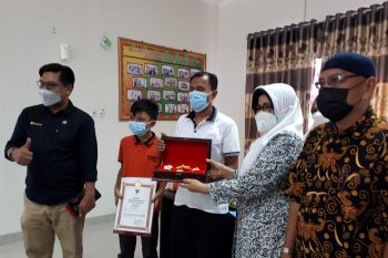 Presiden Jokowi berikan penghargaan untuk almarhumah Neldawaty asal Kampar