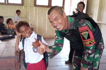Satgas TNI Yonif 403 bagi tas sekolah untuk anak SD di perbatasan