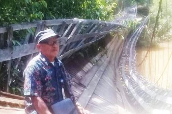 Jembatan kayu penghubung desa di Murung Raya ini rusak parah